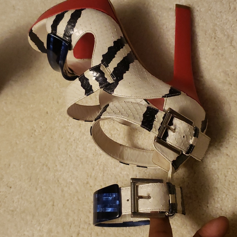 Alexander mcqueen size 39 color red white black and a little blue 💙 100% Authen - Picture 13 of 17